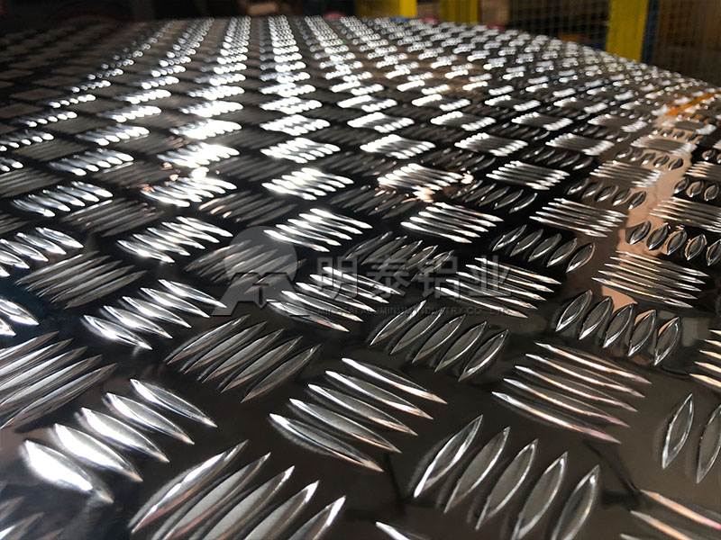 明泰鋁業(yè)花紋鋁板分類有哪些？五條筋花紋板價(jià)格多少？