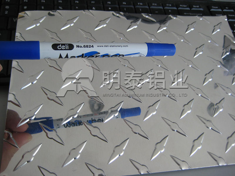 3003-H22花紋鋁板_工具箱用指針型花紋鋁板多少錢一噸？